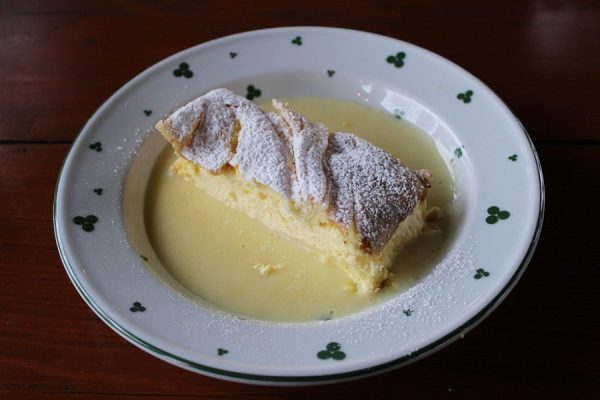 Topfenstrudel mit vanillesauce
